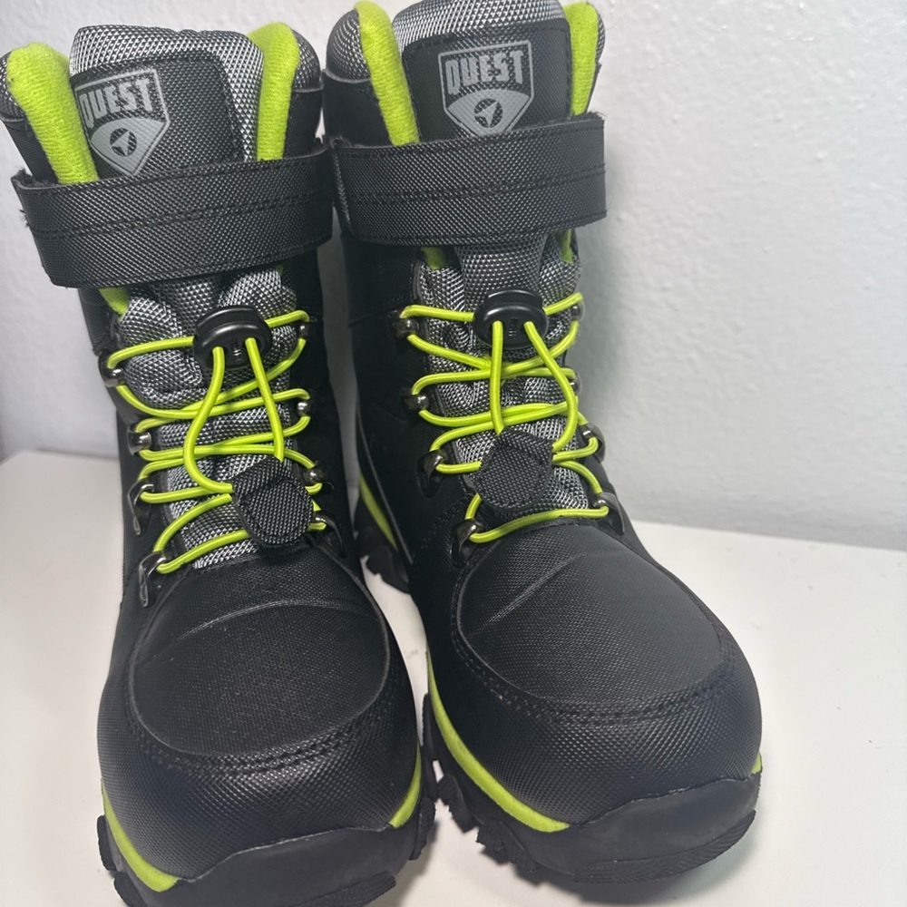 Quesr Kids Black and Green Boots waterproof 3M thinsulate